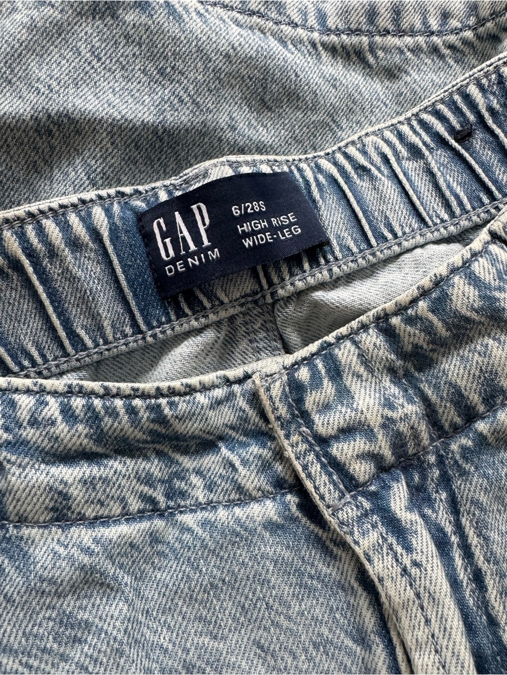GAP High-Rise Wide-Leg Jeans – Light Wash Blue